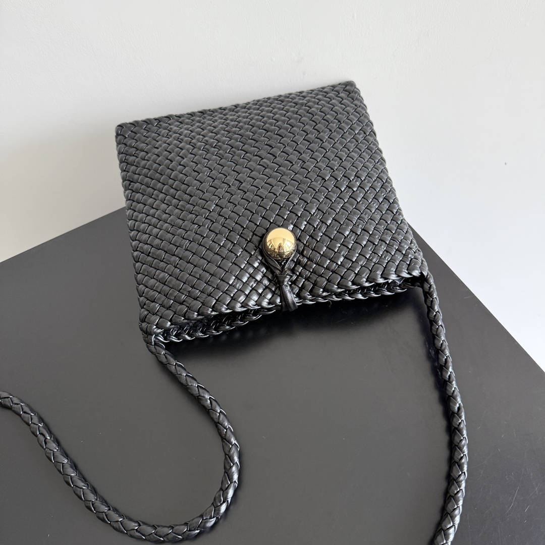  Bottega Veneta家Tosca，以精湛Intrecciato编织工艺打造，立体梯形剪裁，利落