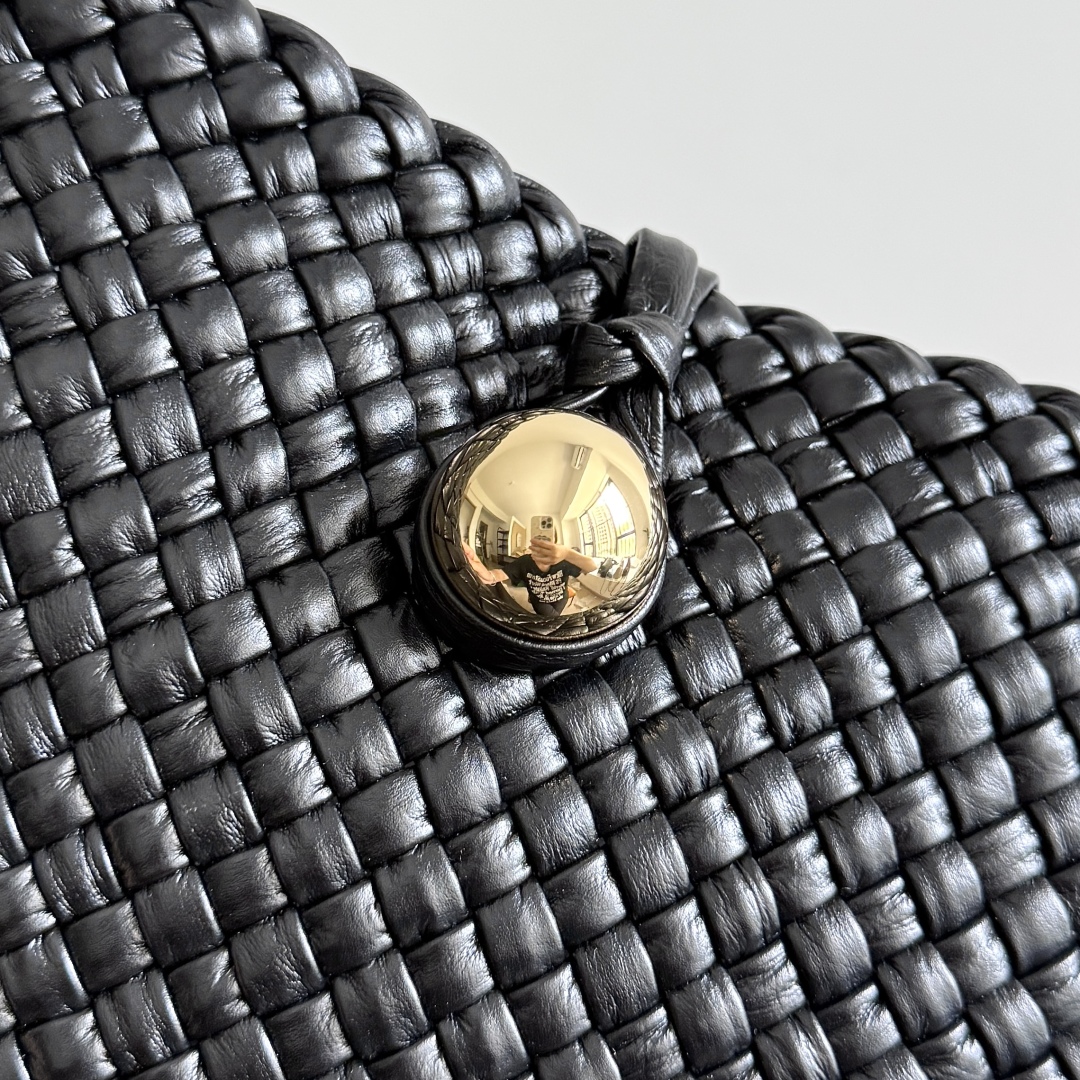  Bottega Veneta家Tosca，以精湛Intrecciato编织工艺打造，立体梯形剪裁，利落