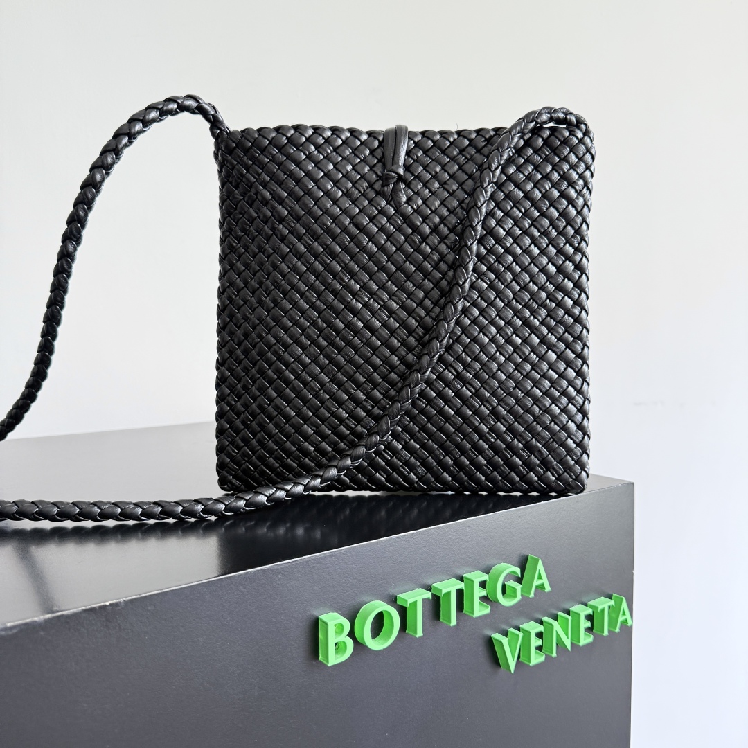 Bottega Veneta家Tosca，以精湛Intrecciato编织工艺打造，立体梯形剪裁，利落