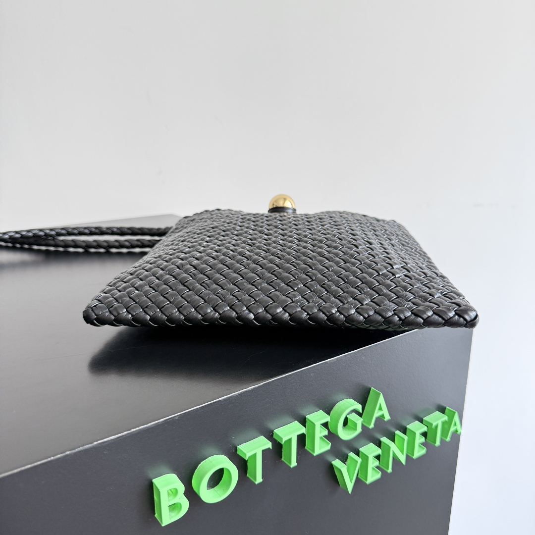  Bottega Veneta家Tosca，以精湛Intrecciato编织工艺打造，立体梯形剪裁，利落