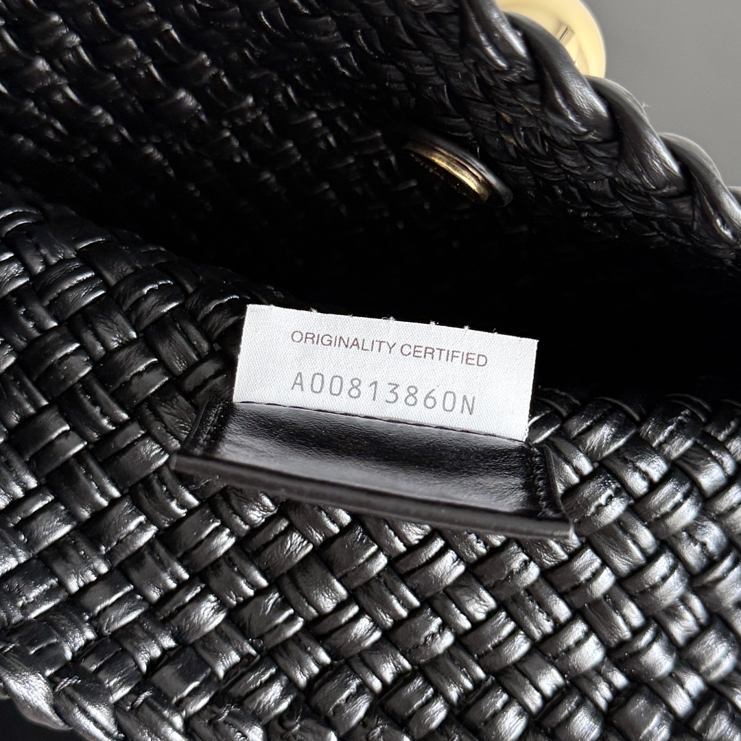  Bottega Veneta家Tosca，以精湛Intrecciato编织工艺打造，立体梯形剪裁，利落