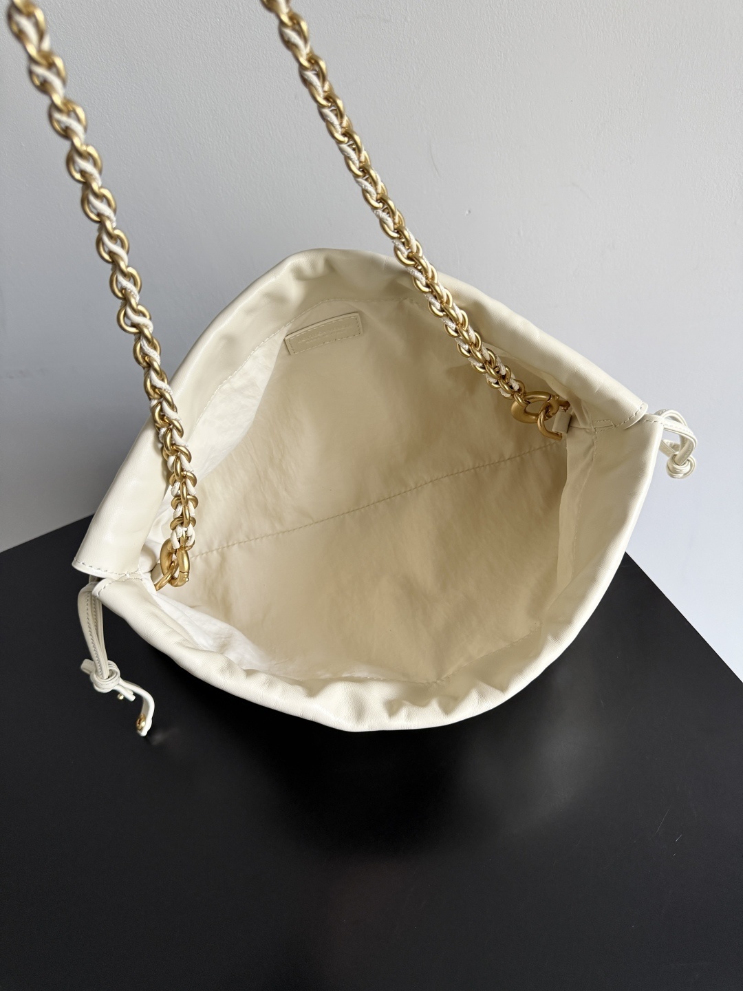 BOTTEGA VENETA 2025新品女士Dustbag Notte手拿包 一经上市就很受欢迎的D