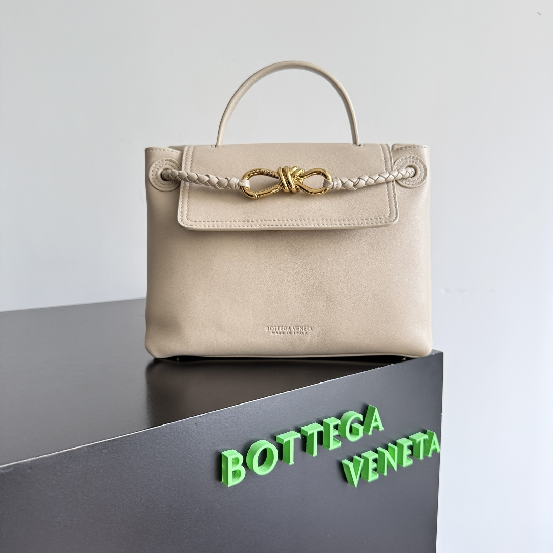 NO:339159,The latest style of the special BottegaVeneta Ciao Ciao bag, silky cowhide bidirectional flip handbag, decorated with iconic knot details, hidden hook buckle closure, flip can be fixed to the front, or connected to INTRECCIATO braided internal pocket, equipped with adjustable and removable crossbody strap, internal compartment, and a zipper pocket. Surprise flip shape is varied Styling 1-Cover the bag surface, revealing knot knot decoration Styling 2-Put the flip cover inside the bag A buckle is also designed Styling 3-U-shaped position of the top handle in the handheld bag Model number 835835 Size 26*19*10.5cm, Super BV, bottega veneta, bottega veneta, cowhide19860909特级 BottegaVeneta 最新款Ciao Ciao 包 丝滑牛皮双向翻盖手提包,饰有标志性扭结细节,隐藏式钩扣开合,翻盖可固定于前部,或连接到INTRECCIATO编织内部口袋,配有可调节可拆卸斜挎背带,内部隔层,还配有一个拉链口袋. 惊喜翻盖造型多变 造型1-盖住袋面,露出knot 绳结装饰 造型2-把翻盖放在袋子内 也设计了一个扣环 造型3-手持袋中顶部手把手U型位置 款号835835 尺寸26*19*10.5cm,特级BV,bottega veneta,bottega veneta,cowhide,Bag