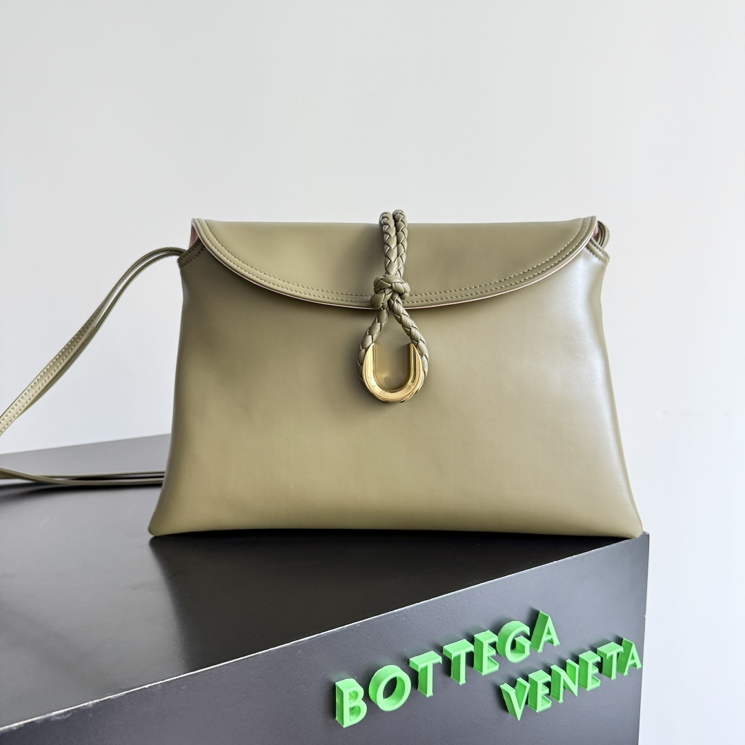 NO:339180,Special Inspiration from the Year, Bottega Veneta Women's logo shoulder bag, smooth leather surface brings a clean and handsome feeling, just like the neatness and toughness of working women, the front buckle high-quality hardware pendant bag, the overall retro and elegant, the excellent leather feels soft, Baodijia's series is beautiful, weakening the complexity of dressing, not fighting or scrambling, only using the best quality to interpret itself. Model number 806034 (large size) Size 30*20*8cm, Super BV, bottega veneta, bottega veneta, bottega veneta, bottega veneta, bottega veneta, bottega veneta, bottega veneta, bottega veneta, bottega veneta, bottega veneta, bottega veneta, bottega veneta, bottega veneta, bottega veneta, bottega veneta, bottega veneta, bottega veneta, bottega veneta, bottega veneta, bottega veneta, bottega veneta, bottega veneta, bottega veneta, bottega veneta, bottega veneta, bottega veneta, bottega veneta, bottega veneta, bottega veneta, bottega veneta, bottega veneta, bottega veneta, bottega veneta, bottega veneta, bottega veneta, bottega veneta, bottega veneta, bottega veneta, bottega veneta, bottega veneta, bottega veneta, bottega veneta, bottega veneta, bottega veneta, bottega veneta, bottega veneta, bottega19860909特级 来自年的灵感,Bottega Veneta 女士徽标单肩包,光滑皮面带来干净的帅气感,就像职场女性的利落与坚韧,前扣优质五金吊坠包身,整体复古优雅,优秀的皮革手感柔软,葆蝶家这个系列可谓全员美丽,弱化了穿搭上的繁杂不争不抢只用最好的品质诠释本身 款号806034（大号） 尺寸30*20*8cm,特级BV,bottega veneta,bottega veneta,bottega veneta,shoulder bags,Bag