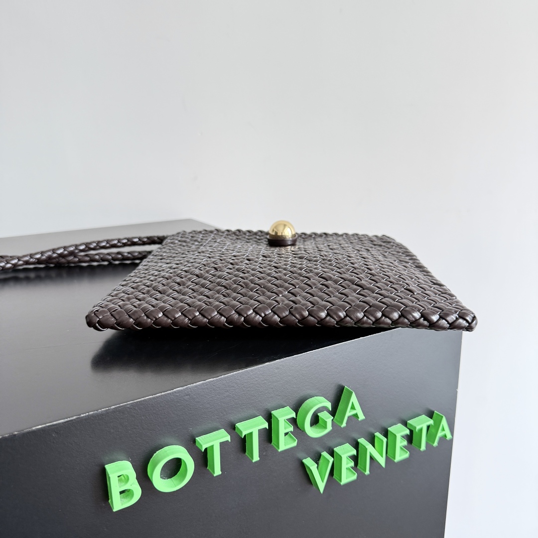  Bottega Veneta家Tosca，以精湛Intrecciato编织工艺打造，立体梯形剪裁，利落