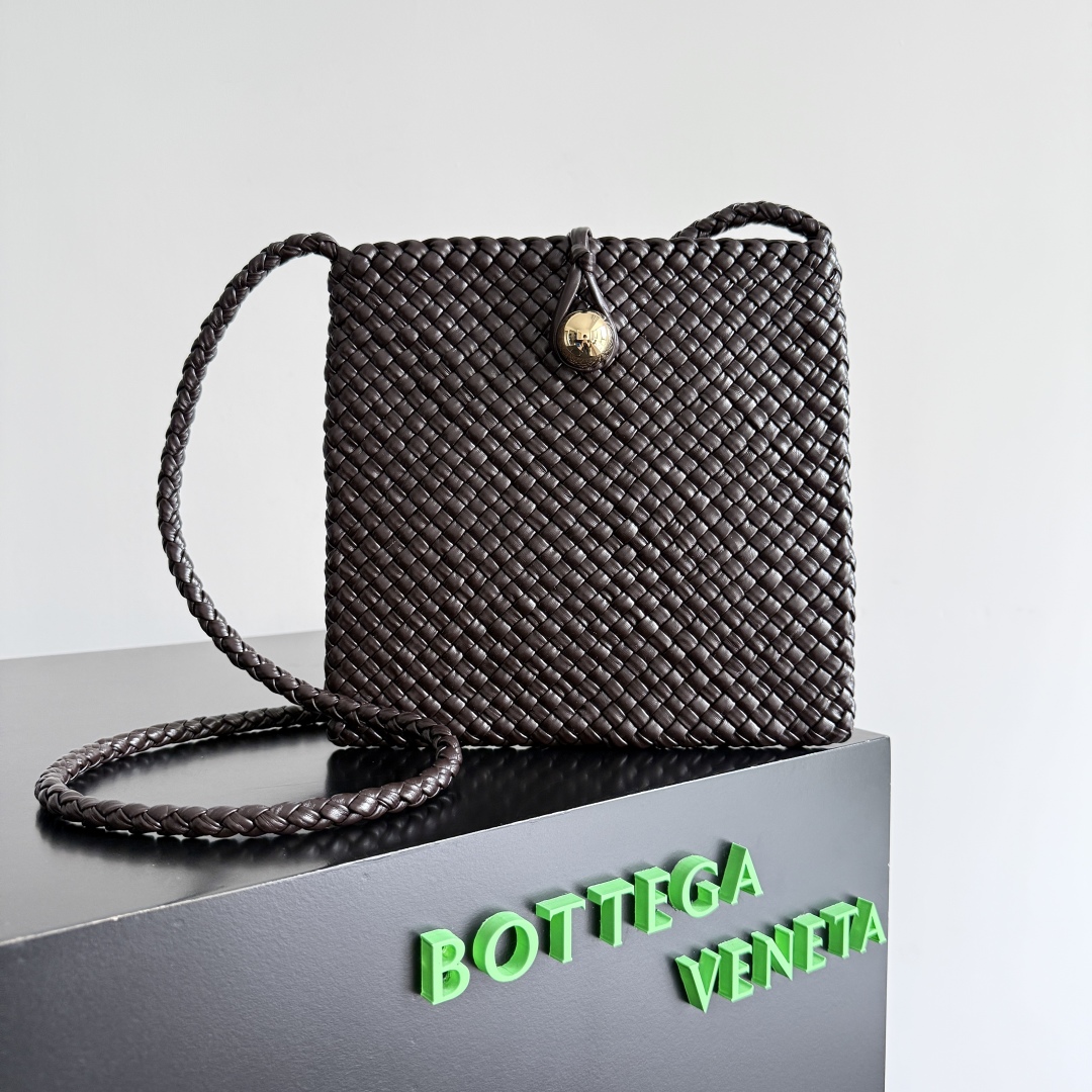  Bottega Veneta家Tosca，以精湛Intrecciato编织工艺打造，立体梯形剪裁，利落