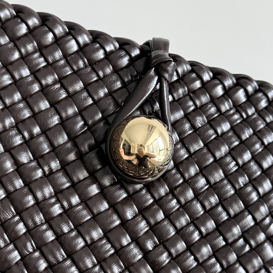  Bottega Veneta家Tosca，以精湛Intrecciato编织工艺打造，立体梯形剪裁，利落
