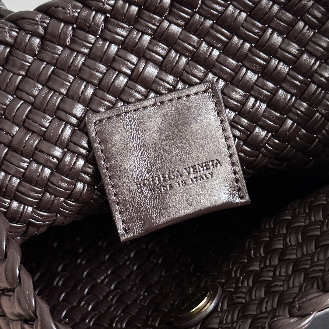  Bottega Veneta家Tosca，以精湛Intrecciato编织工艺打造，立体梯形剪裁，利落