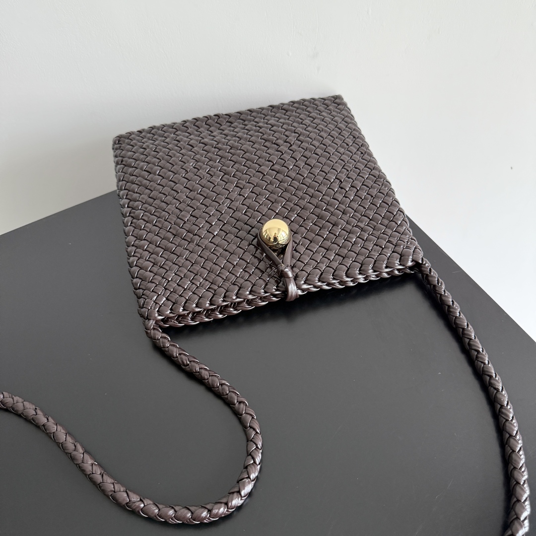  Bottega Veneta家Tosca，以精湛Intrecciato编织工艺打造，立体梯形剪裁，利落