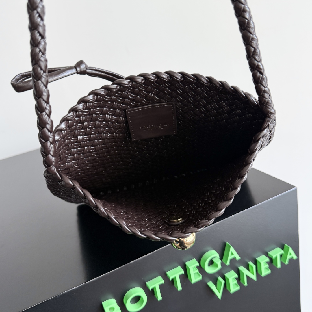  Bottega Veneta家Tosca，以精湛Intrecciato编织工艺打造，立体梯形剪裁，利落