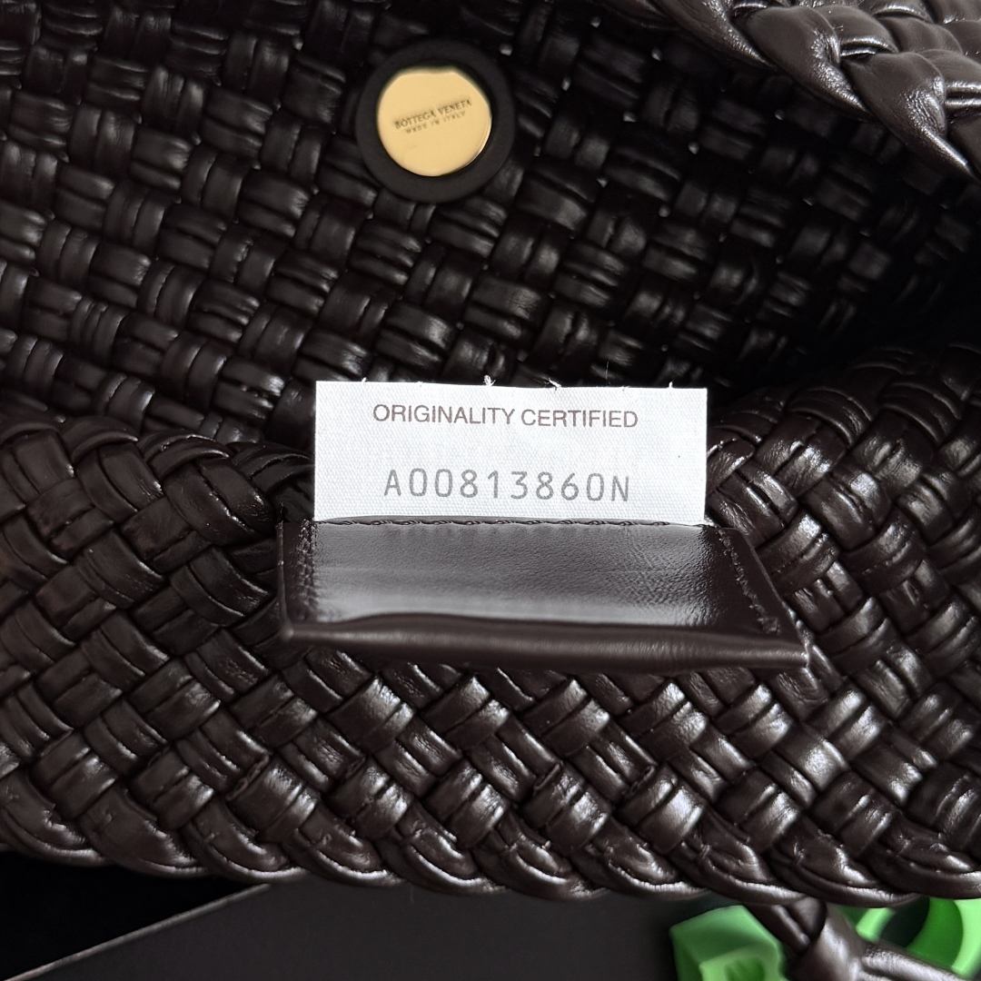  Bottega Veneta家Tosca，以精湛Intrecciato编织工艺打造，立体梯形剪裁，利落