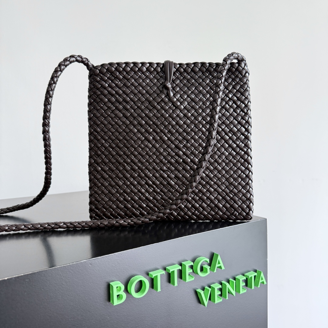  Bottega Veneta家Tosca，以精湛Intrecciato编织工艺打造，立体梯形剪裁，利落