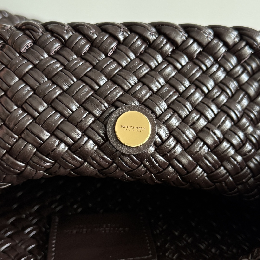  Bottega Veneta家Tosca，以精湛Intrecciato编织工艺打造，立体梯形剪裁，利落