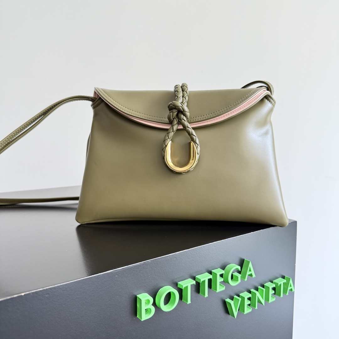 NO:339814,The best quality is inspired by the year, Bottega Veneta Women's logo shoulder bag, smooth leather surface brings a clean and handsome feeling, just like the neatness and toughness of working women, the front buckle is high-quality hardware pendant bag, the overall retro and elegant, the excellent leather feels soft, Baodijia's series is beautiful, weakening the complexity of dressing, not fighting or scrambling, only using the best quality to interpret itself. Model number 806030 (small) Size 27*16*6cm, Super BV, bottega veneta, bottega veneta, bottega veneta, bottega veneta, bottega veneta, bottega veneta, shoulder bags19860909特级 来自年的灵感,Bottega Veneta 女士徽标单肩包,光滑皮面带来干净的帅气感,就像职场女性的利落与坚韧,前扣优质五金吊坠包身,整体复古优雅,优秀的皮革手感柔软,葆蝶家这个系列可谓全员美丽,弱化了穿搭上的繁杂不争不抢只用最好的品质诠释本身 款号806030（小号） 尺寸27*16*6cm,特级BV,bottega veneta,bottega veneta,bottega veneta,shoulder bags,Bag