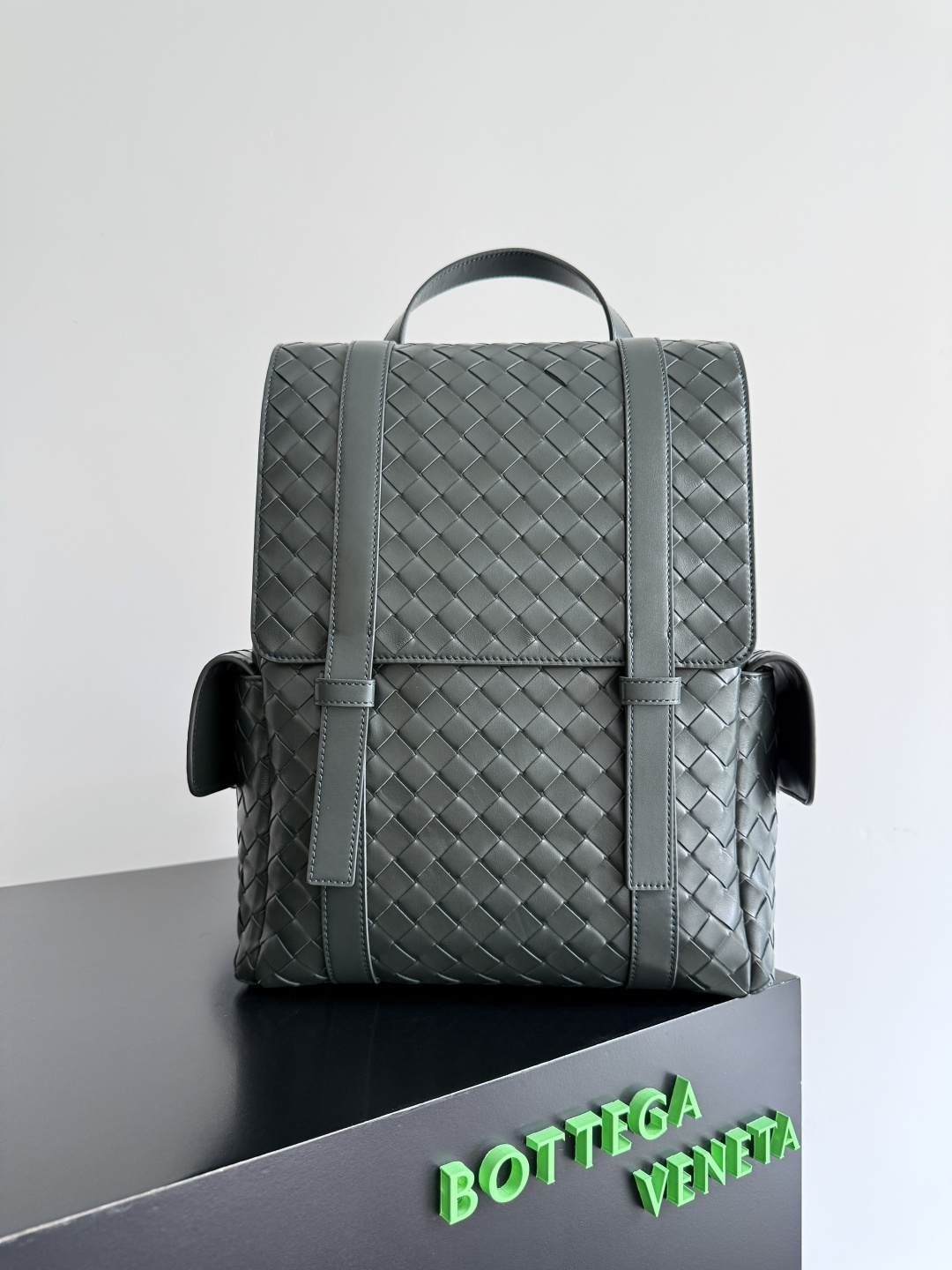 NO:339824,The new Bottega Veneta Back To School backpack uses the iconic Intrecciato braided leather craftsmanship. The craftsmen are hand-woven with fine and soft calfskin. The weaving is tight and regular, and the texture is three-dimensional. The luster of the leather is super high-end. The weaving design of two different leathers creates a unique sense of layering. The flip-opening and closing design is equipped with two external flip-top pockets. Whether it is for work, travel or daily life, it is super versatile, and the capacity is also very practical. The Back-To-School backpack is lighter than the previous backpack. The space is large and not overwhelming. The inner layer has a laptop and file layer. The style is personalized, and it looks good and easy to match. This back-return rate is doubled!  Model number 805971 Size 39*31*14cm, Super BV, bottega veneta, bottega veneta, backpacks, cowhide19860909特级 Bottega Veneta新款Back To School双肩包 采用标志性的Intrecciato编织皮革工艺,工匠用细软的小牛皮纯手工编制,编织紧密规律,纹理立体.皮革的光泽感超级高级,两种不同皮革的编织设计,营造出独特的层次感,翻盖开合的设计,配有两个外部翻盖口袋,无论是上班、旅行还是日常,都超级百搭,而且容量也非常实用. Back-To-School背包比之前的后背包都还要轻,空间大而不澎澎的,内层有笔电跟文件的夹层,风格上个人化,好看易搭配背这个出去回头率倍增！ 款号805971 尺寸39*31*14cm,特级BV,bottega veneta,bottega veneta,backpacks,cowhide,Bag