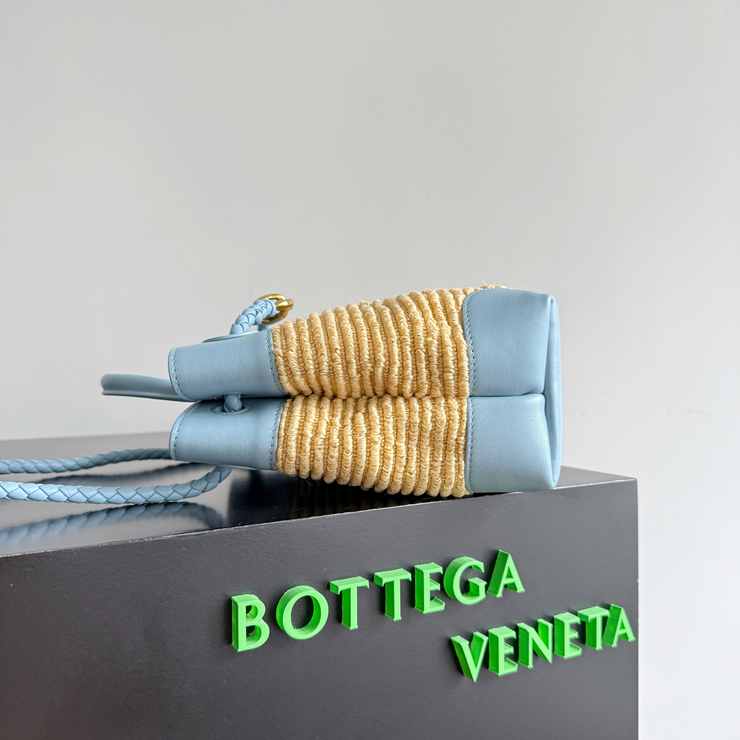 Bottega Veneta新款SmallAndiamo | 🌞夏日松弛感的最优解!🌾 草编+皮革拼接,天然材质碰撞精致工艺,自带南法假日松弛感,日常通勤、周末度假都适配,随手一拎就很出片💼 实用容量超惊喜,手机、卡包、粉饼轻松收纳,顶部开合设计,拿取物品方便又能保障隐私,整体不冗余、不局促,是对「less is more」的具象诠释!独特编织纹理+标志性金扣,低调中藏着高级辨识度,背去街头,回头率直接拉满背上它,仿佛把慵懒时髦揣进生活,BV家的新季美学,时髦精别错过,来把这份松弛感打包带走~SmallAndiamo 成为你风格衣橱里,永不褪色的高级符号!
款号:827478(743568)
尺寸:25*20*10cm