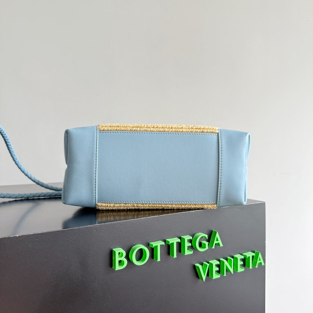 Bottega Veneta新款SmallAndiamo | 🌞夏日松弛感的最优解!🌾 草编+皮革拼接,天然材质碰撞精致工艺,自带南法假日松弛感,日常通勤、周末度假都适配,随手一拎就很出片💼 实用容量超惊喜,手机、卡包、粉饼轻松收纳,顶部开合设计,拿取物品方便又能保障隐私,整体不冗余、不局促,是对「less is more」的具象诠释!独特编织纹理+标志性金扣,低调中藏着高级辨识度,背去街头,回头率直接拉满背上它,仿佛把慵懒时髦揣进生活,BV家的新季美学,时髦精别错过,来把这份松弛感打包带走~SmallAndiamo 成为你风格衣橱里,永不褪色的高级符号!
款号:827478(743568)
尺寸:25*20*10cm
