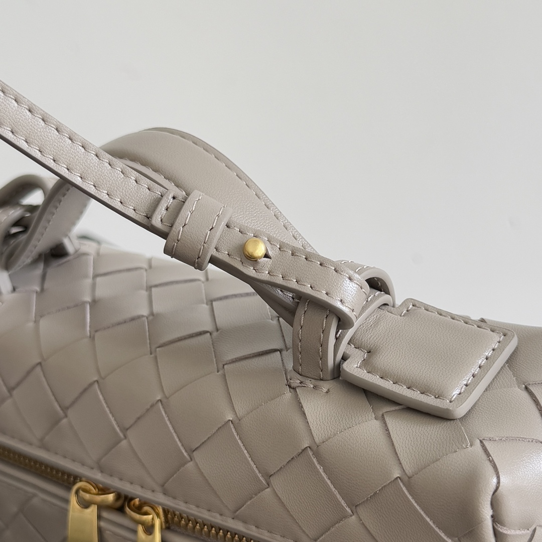  Bottega Veneta 麂皮系列25秋冬编织拉链斜挎包 一款可以做化妆包的斜挎包包，精致的编织，