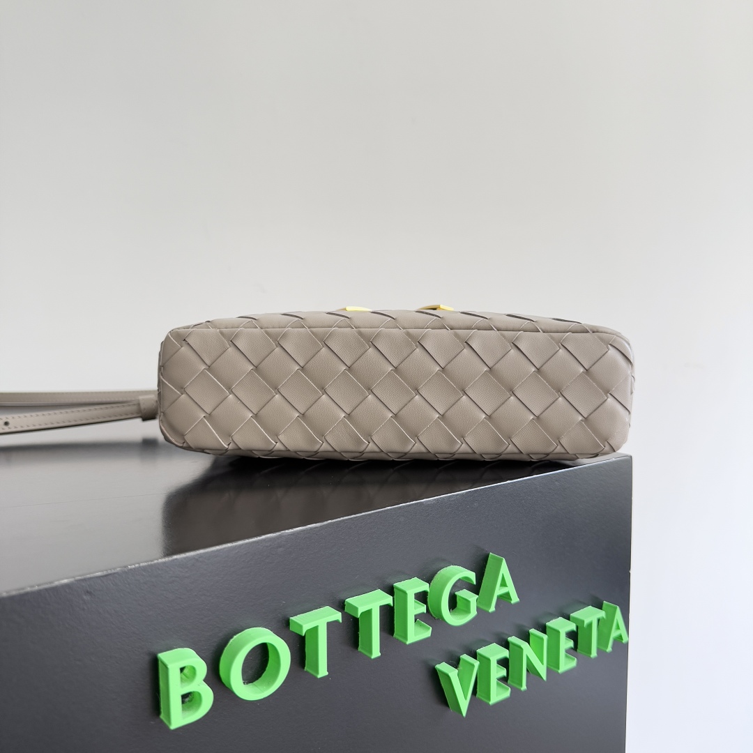  Bottega Veneta 麂皮系列25秋冬编织拉链斜挎包 一款可以做化妆包的斜挎包包，精致的编织，