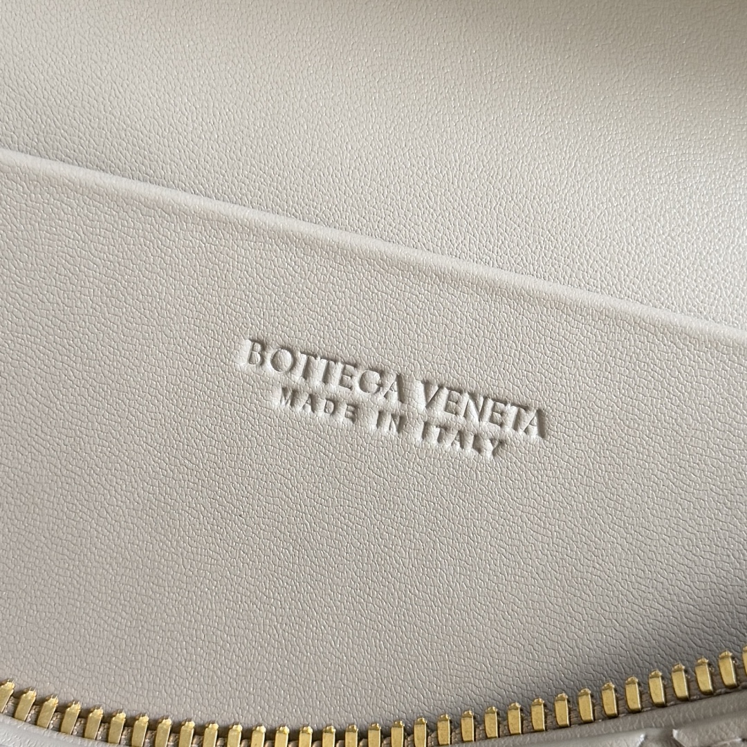  Bottega Veneta 麂皮系列25秋冬编织拉链斜挎包 一款可以做化妆包的斜挎包包，精致的编织，