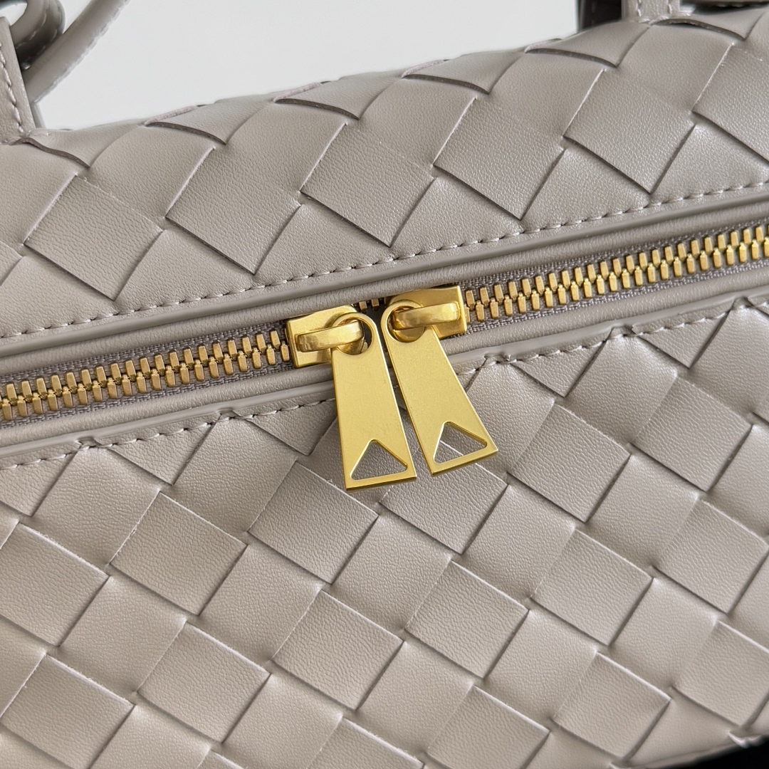  Bottega Veneta 麂皮系列25秋冬编织拉链斜挎包 一款可以做化妆包的斜挎包包，精致的编织，