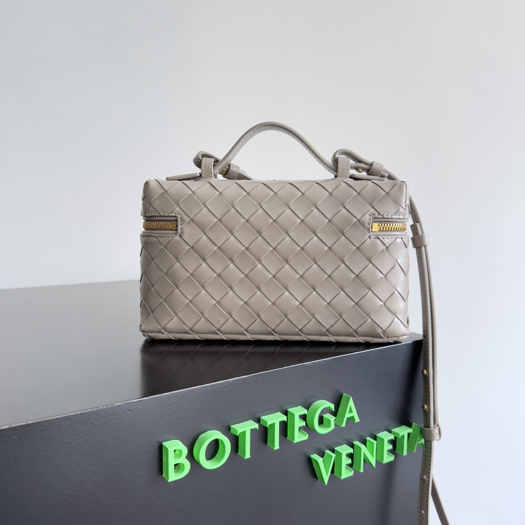  Bottega Veneta 麂皮系列25秋冬编织拉链斜挎包 一款可以做化妆包的斜挎包包，精致的编织，