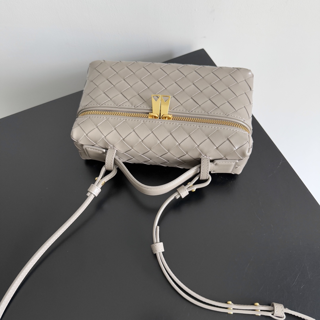  Bottega Veneta 麂皮系列25秋冬编织拉链斜挎包 一款可以做化妆包的斜挎包包，精致的编织，