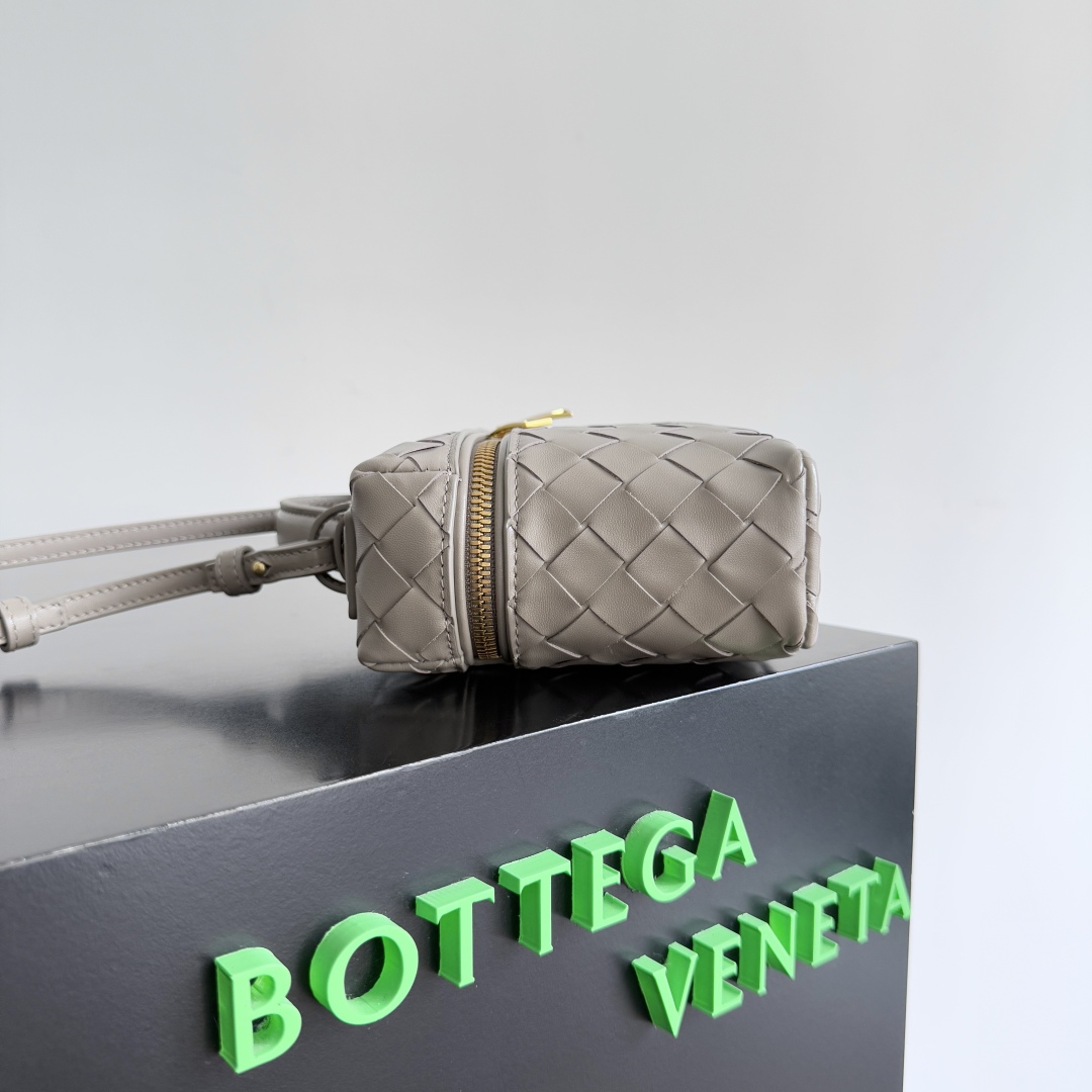 Bottega Veneta 麂皮系列25秋冬编织拉链斜挎包 一款可以做化妆包的斜挎包包，精致的编织，