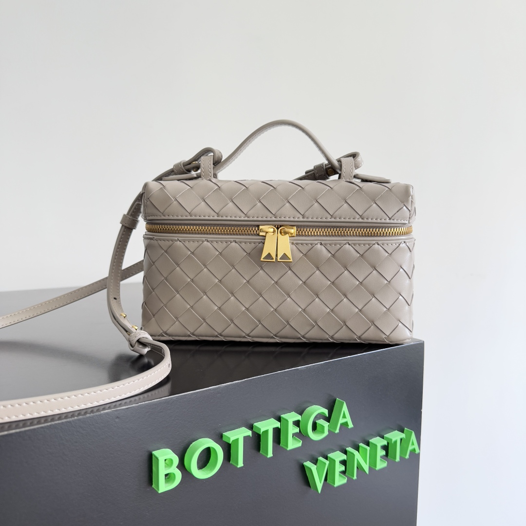  Bottega Veneta 麂皮系列25秋冬编织拉链斜挎包 一款可以做化妆包的斜挎包包，精致的编织，