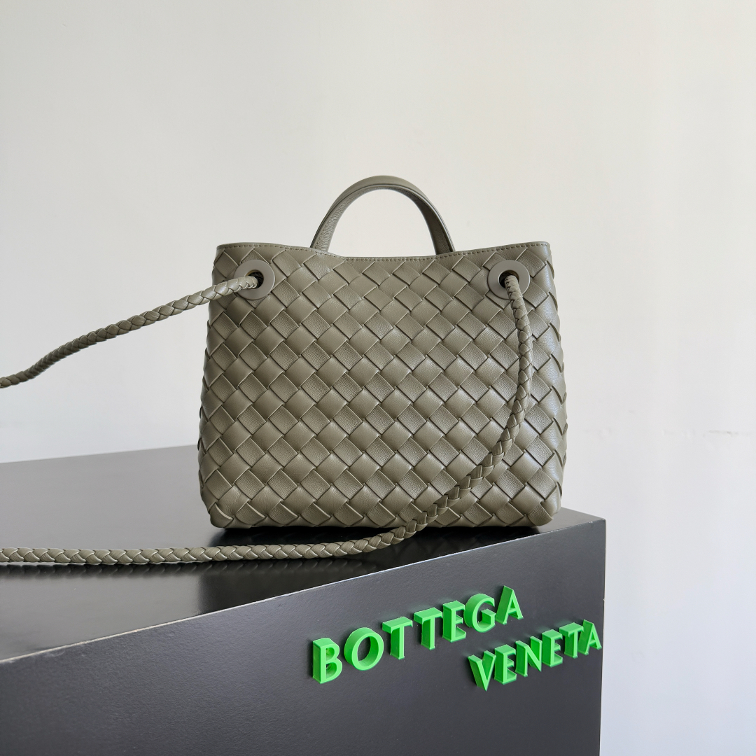 BV的2023新款Andiamo出货啦‼️真的实火🔥Bottega Veneta 本季推出的新款Andiamo编织手袋真的是火遍全球!!海内外明星纷纷上身,奥斯卡影后杨紫琼都带它出街,宋佳、崔雅拉、俞飞鸿、三吉彩花、Rosie Hunting-Whiteley 、吉冈里帆等等都pick过这款的包包,经典百搭很显气质,而且包包容量也很大,日常通勤非常方便!!多种背法,肩带可自己调节,原厂小羊皮手感柔软细腻,中性风格的打造,打破性别界限,带来更实用、更持久的使用体验
兼具优雅与休闲风格的Andiamo完美诠释“时尚老钱风”的本貌
款号:743568
尺寸:25*22*10.5cm