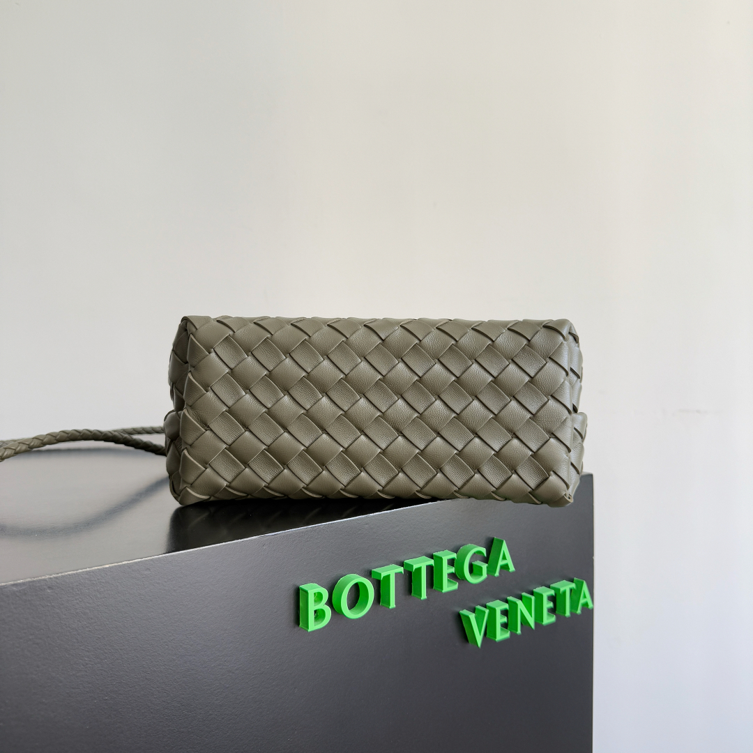 BV的2023新款Andiamo出货啦‼️真的实火🔥Bottega Veneta 本季推出的新款Andiamo编织手袋真的是火遍全球!!海内外明星纷纷上身,奥斯卡影后杨紫琼都带它出街,宋佳、崔雅拉、俞飞鸿、三吉彩花、Rosie Hunting-Whiteley 、吉冈里帆等等都pick过这款的包包,经典百搭很显气质,而且包包容量也很大,日常通勤非常方便!!多种背法,肩带可自己调节,原厂小羊皮手感柔软细腻,中性风格的打造,打破性别界限,带来更实用、更持久的使用体验
兼具优雅与休闲风格的Andiamo完美诠释“时尚老钱风”的本貌
款号:743568
尺寸:25*22*10.5cm