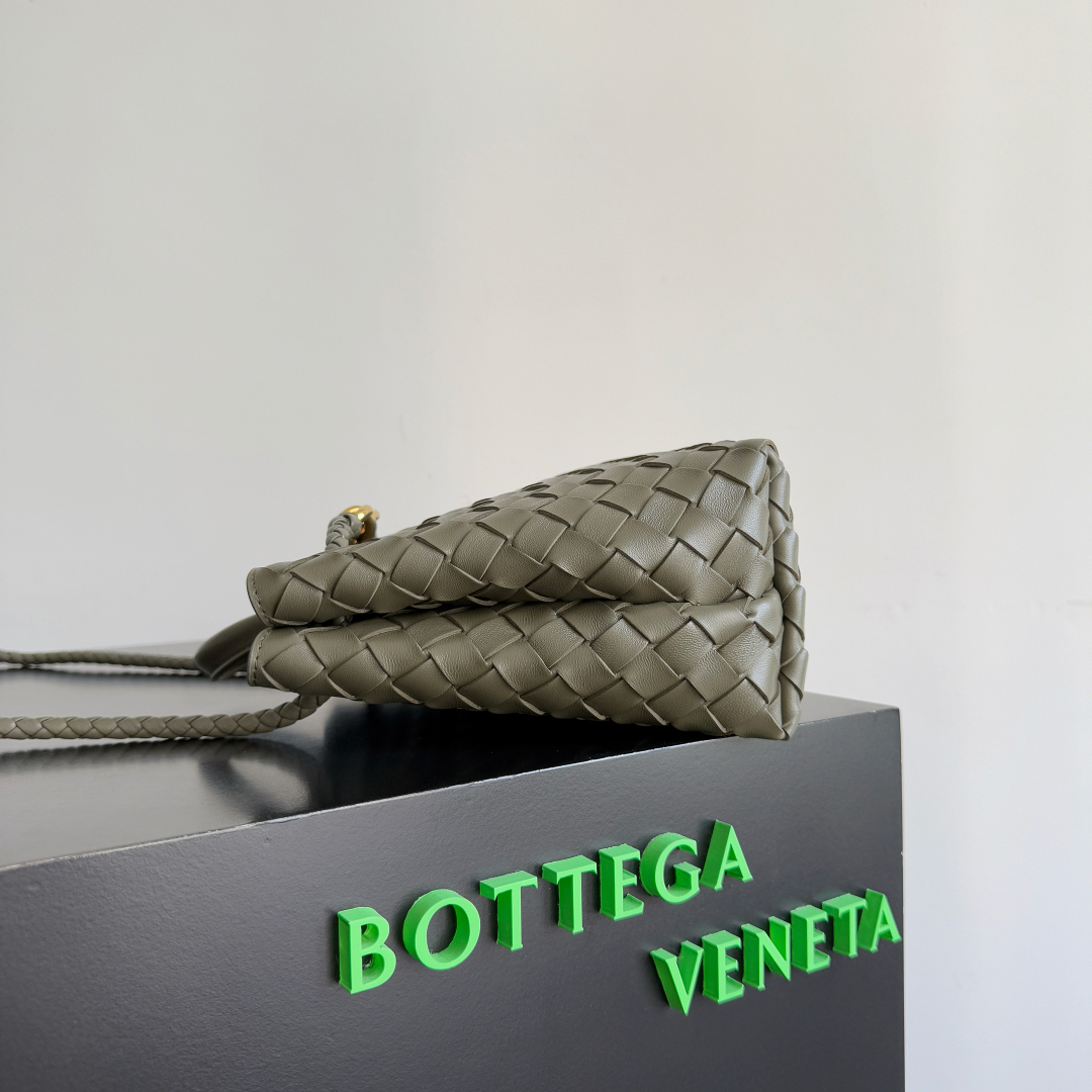 BV的2023新款Andiamo出货啦‼️真的实火🔥Bottega Veneta 本季推出的新款Andiamo编织手袋真的是火遍全球!!海内外明星纷纷上身,奥斯卡影后杨紫琼都带它出街,宋佳、崔雅拉、俞飞鸿、三吉彩花、Rosie Hunting-Whiteley 、吉冈里帆等等都pick过这款的包包,经典百搭很显气质,而且包包容量也很大,日常通勤非常方便!!多种背法,肩带可自己调节,原厂小羊皮手感柔软细腻,中性风格的打造,打破性别界限,带来更实用、更持久的使用体验
兼具优雅与休闲风格的Andiamo完美诠释“时尚老钱风”的本貌
款号:743568
尺寸:25*22*10.5cm