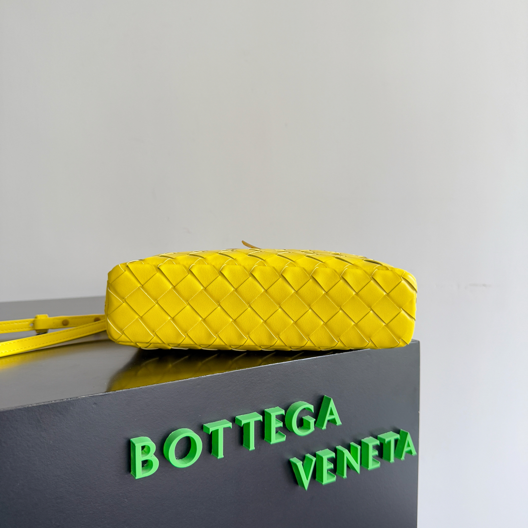  Bottega Veneta 麂皮系列25秋冬编织拉链斜挎包 一款可以做化妆包的斜挎包包，精致的编织，