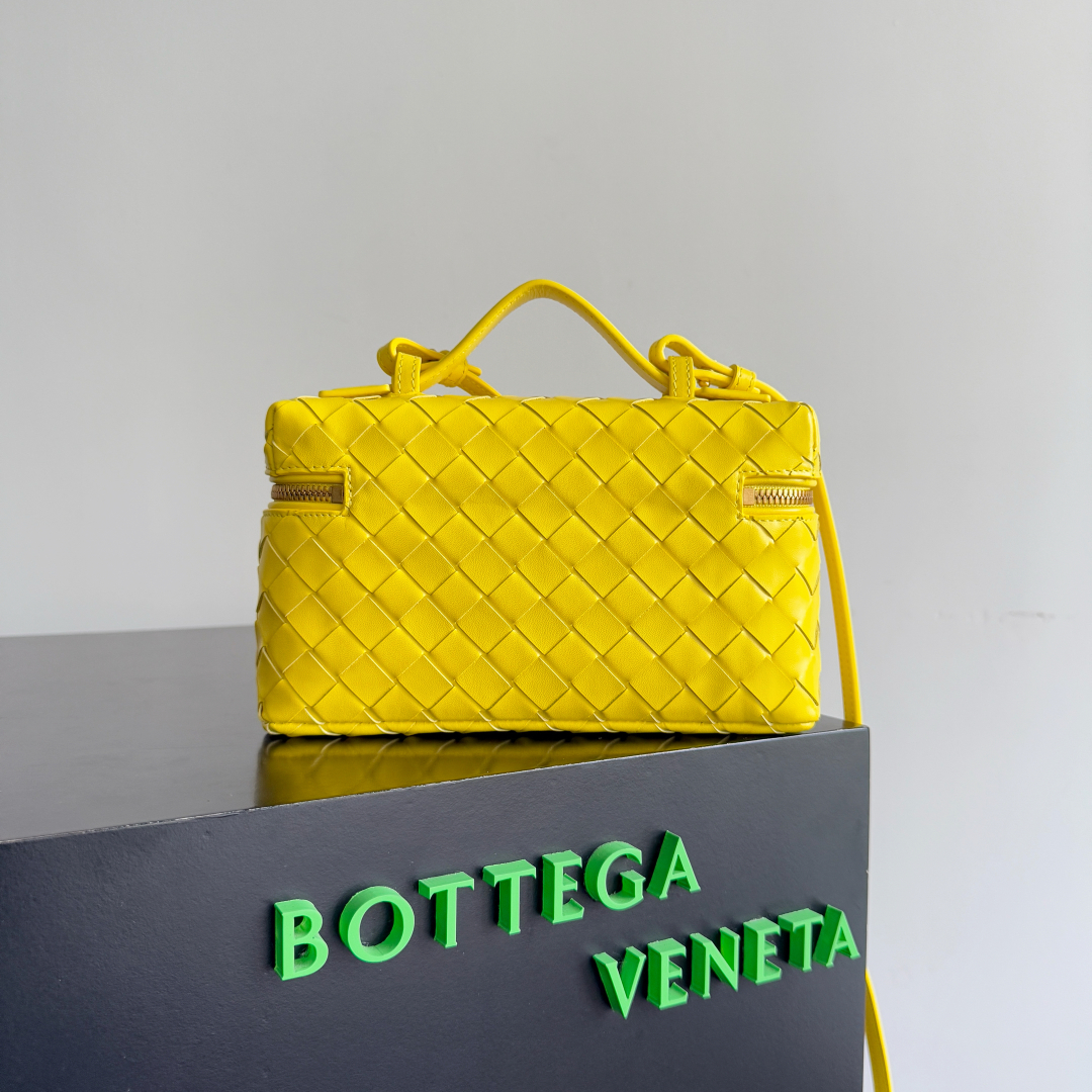  Bottega Veneta 麂皮系列25秋冬编织拉链斜挎包 一款可以做化妆包的斜挎包包，精致的编织，