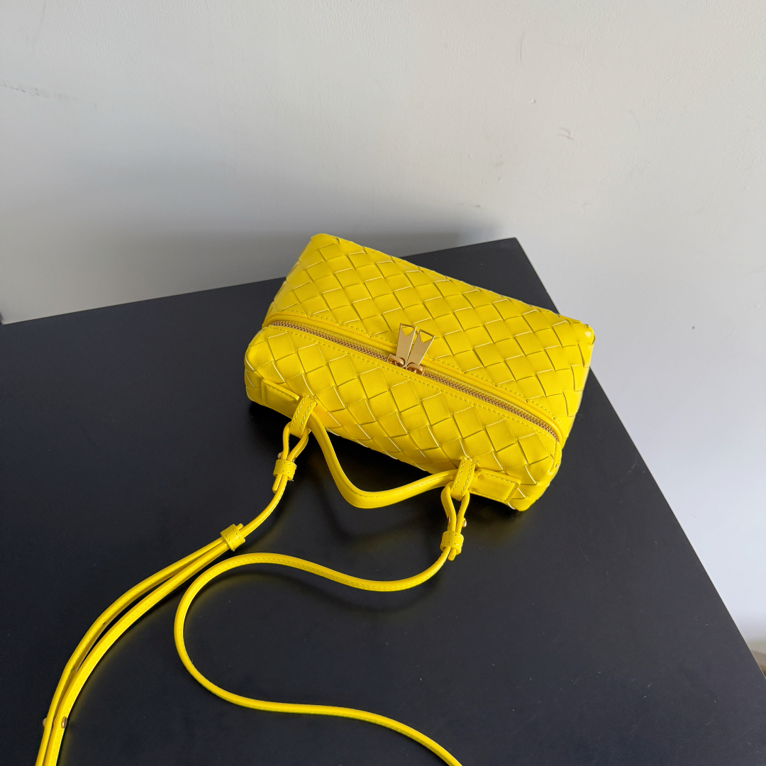  Bottega Veneta 麂皮系列25秋冬编织拉链斜挎包 一款可以做化妆包的斜挎包包，精致的编织，
