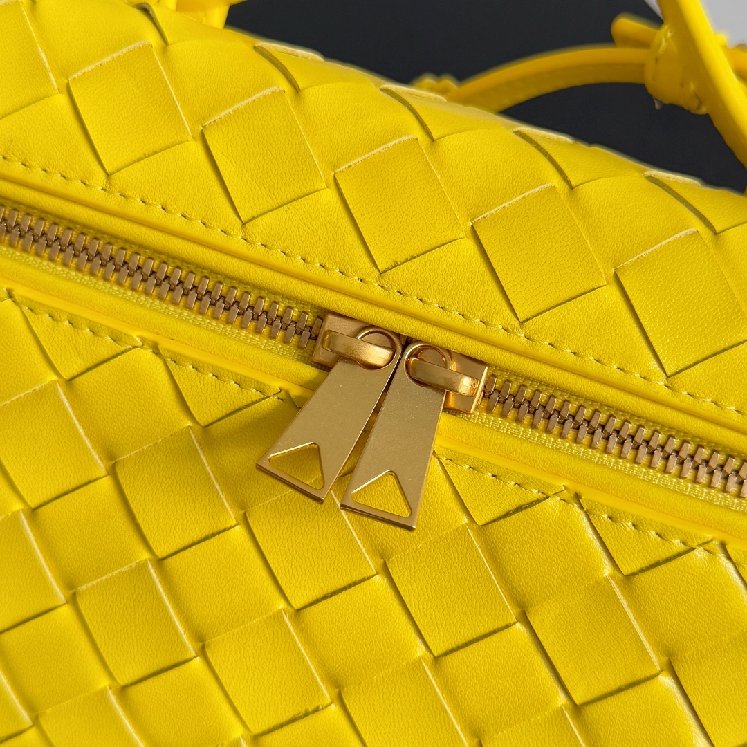  Bottega Veneta 麂皮系列25秋冬编织拉链斜挎包 一款可以做化妆包的斜挎包包，精致的编织，