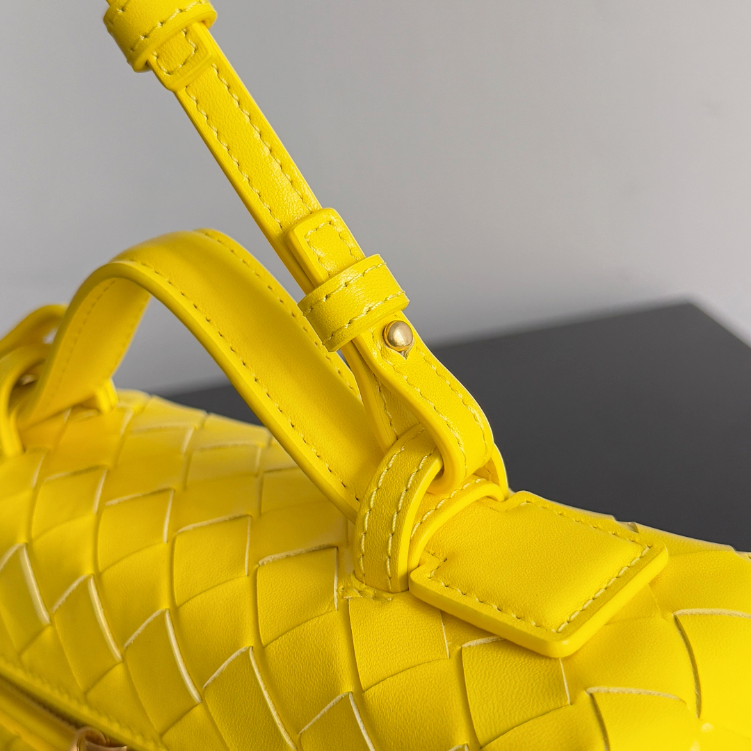  Bottega Veneta 麂皮系列25秋冬编织拉链斜挎包 一款可以做化妆包的斜挎包包，精致的编织，