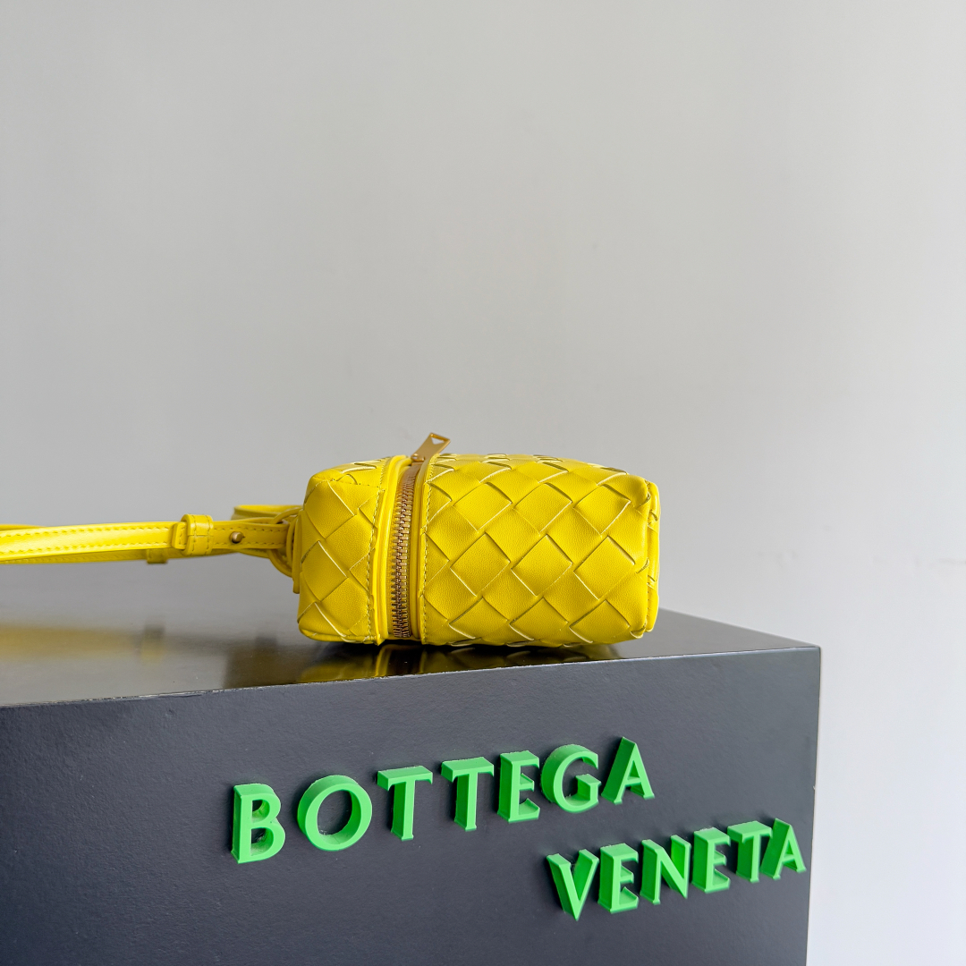  Bottega Veneta 麂皮系列25秋冬编织拉链斜挎包 一款可以做化妆包的斜挎包包，精致的编织，