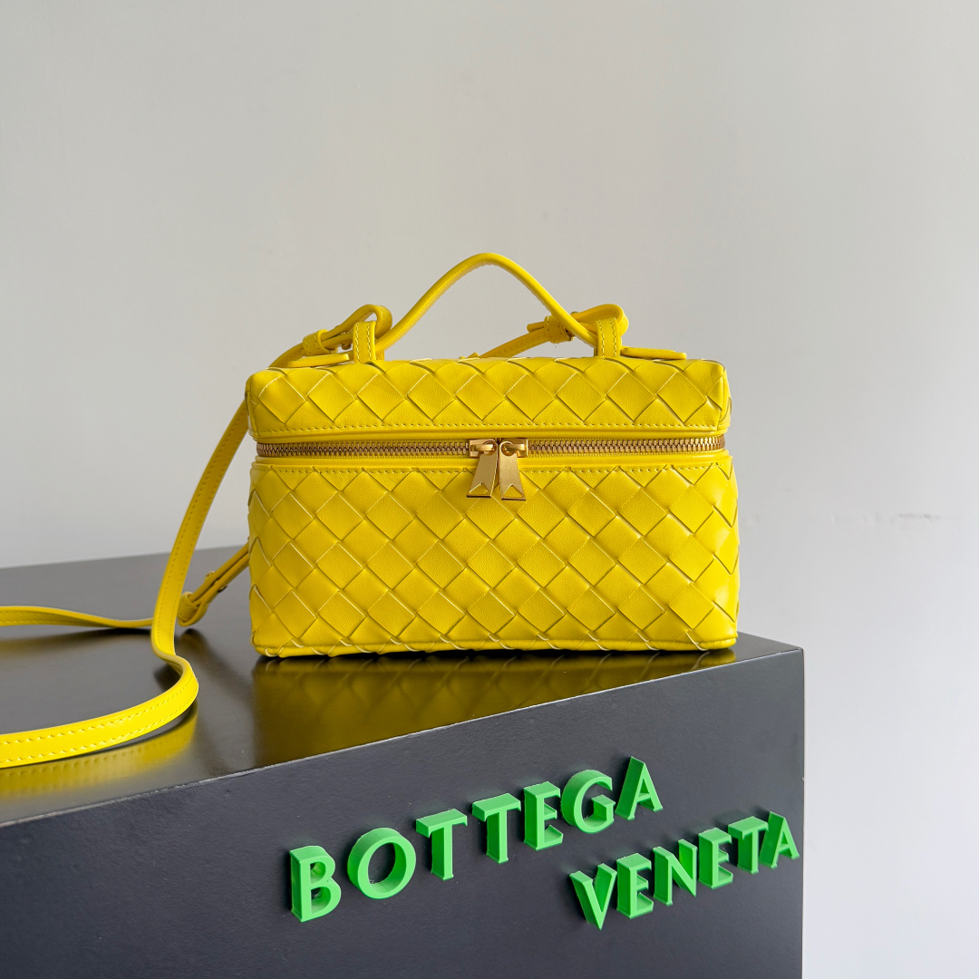  Bottega Veneta 麂皮系列25秋冬编织拉链斜挎包 一款可以做化妆包的斜挎包包，精致的编织，