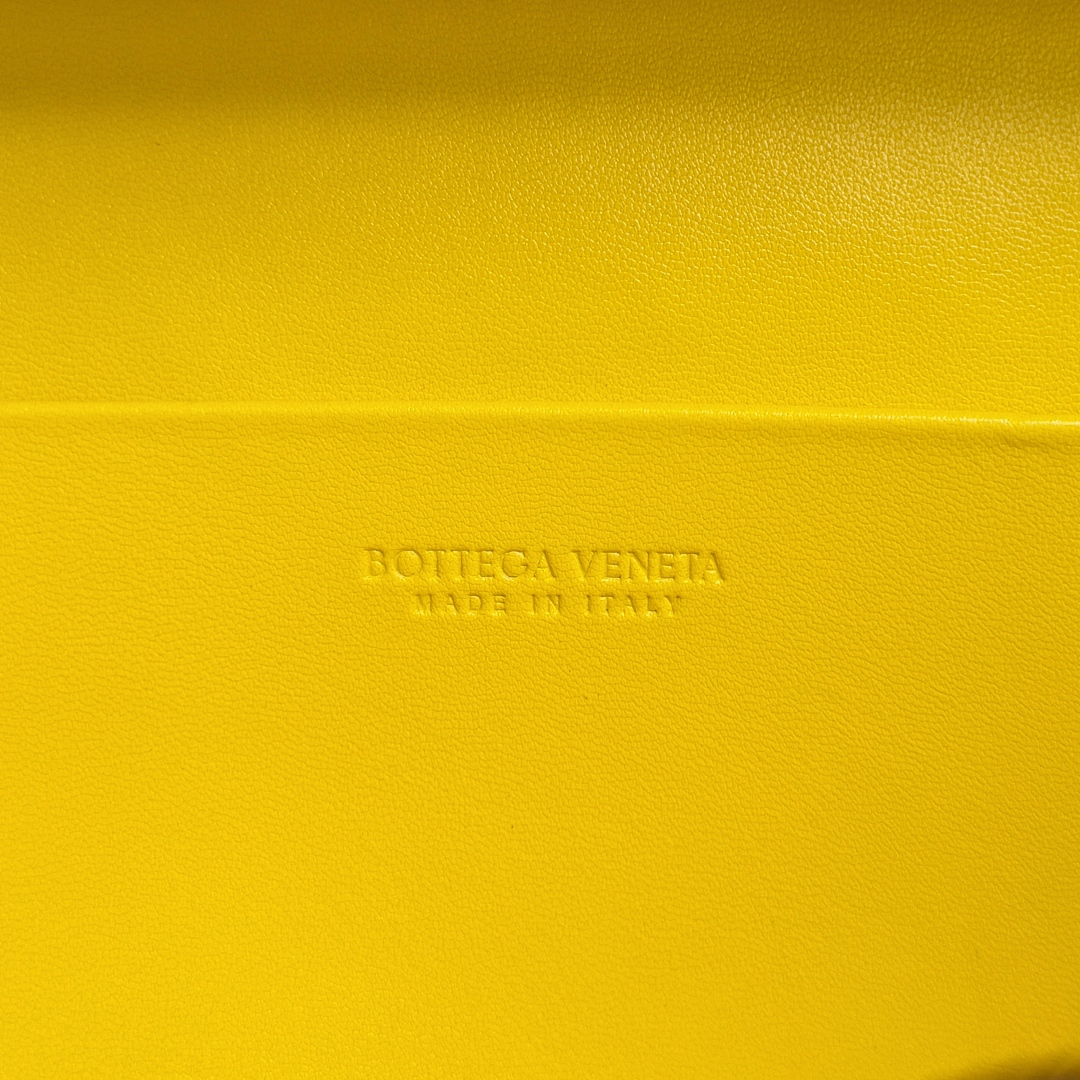  Bottega Veneta 麂皮系列25秋冬编织拉链斜挎包 一款可以做化妆包的斜挎包包，精致的编织，