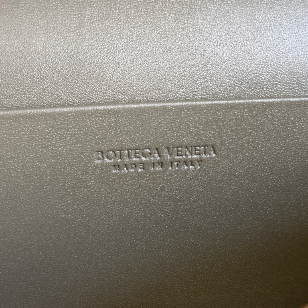  Bottega Veneta 麂皮系列25秋冬编织拉链斜挎包 一款可以做化妆包的斜挎包包，精致的编织，