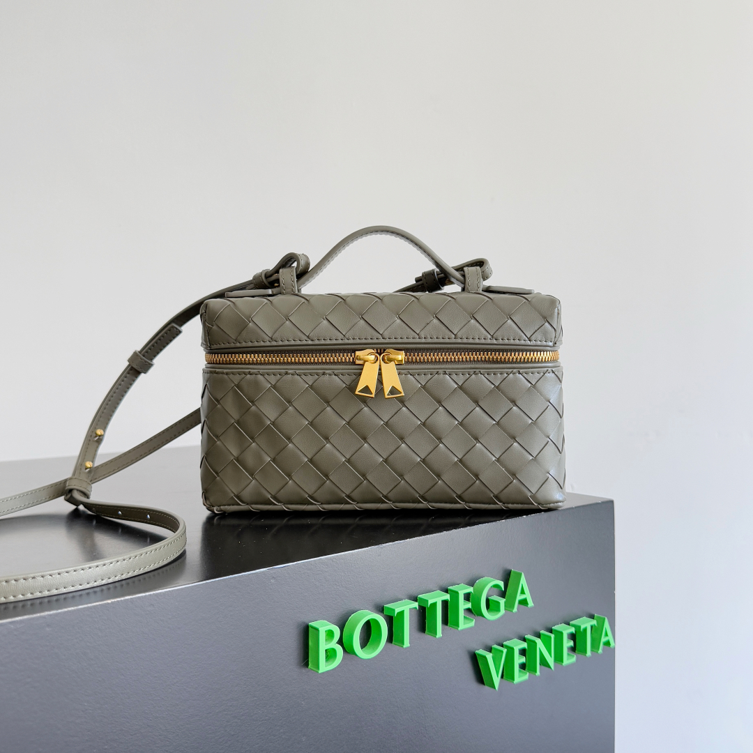  Bottega Veneta 麂皮系列25秋冬编织拉链斜挎包 一款可以做化妆包的斜挎包包，精致的编织，