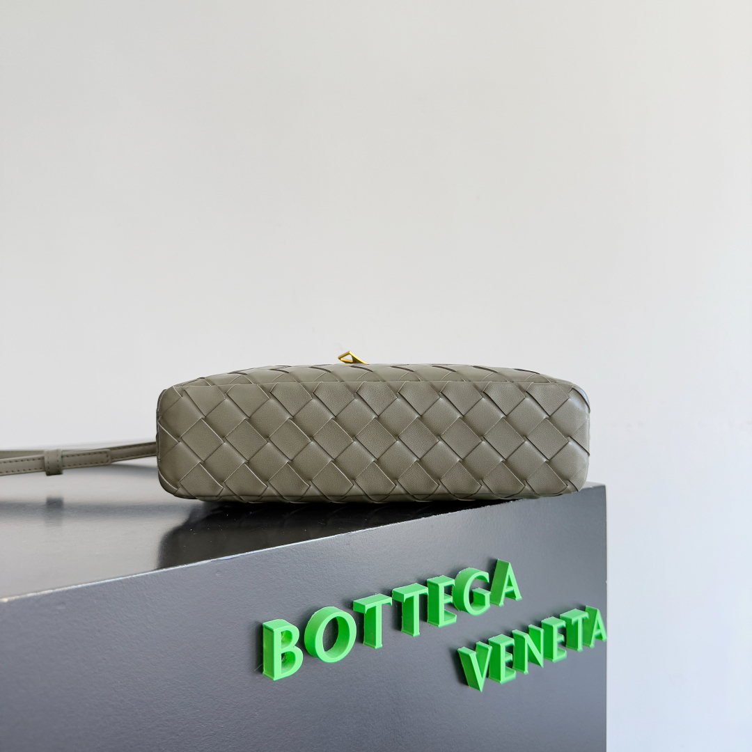  Bottega Veneta 麂皮系列25秋冬编织拉链斜挎包 一款可以做化妆包的斜挎包包，精致的编织，