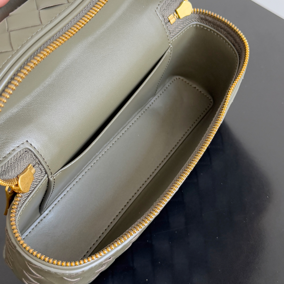  Bottega Veneta 麂皮系列25秋冬编织拉链斜挎包 一款可以做化妆包的斜挎包包，精致的编织，