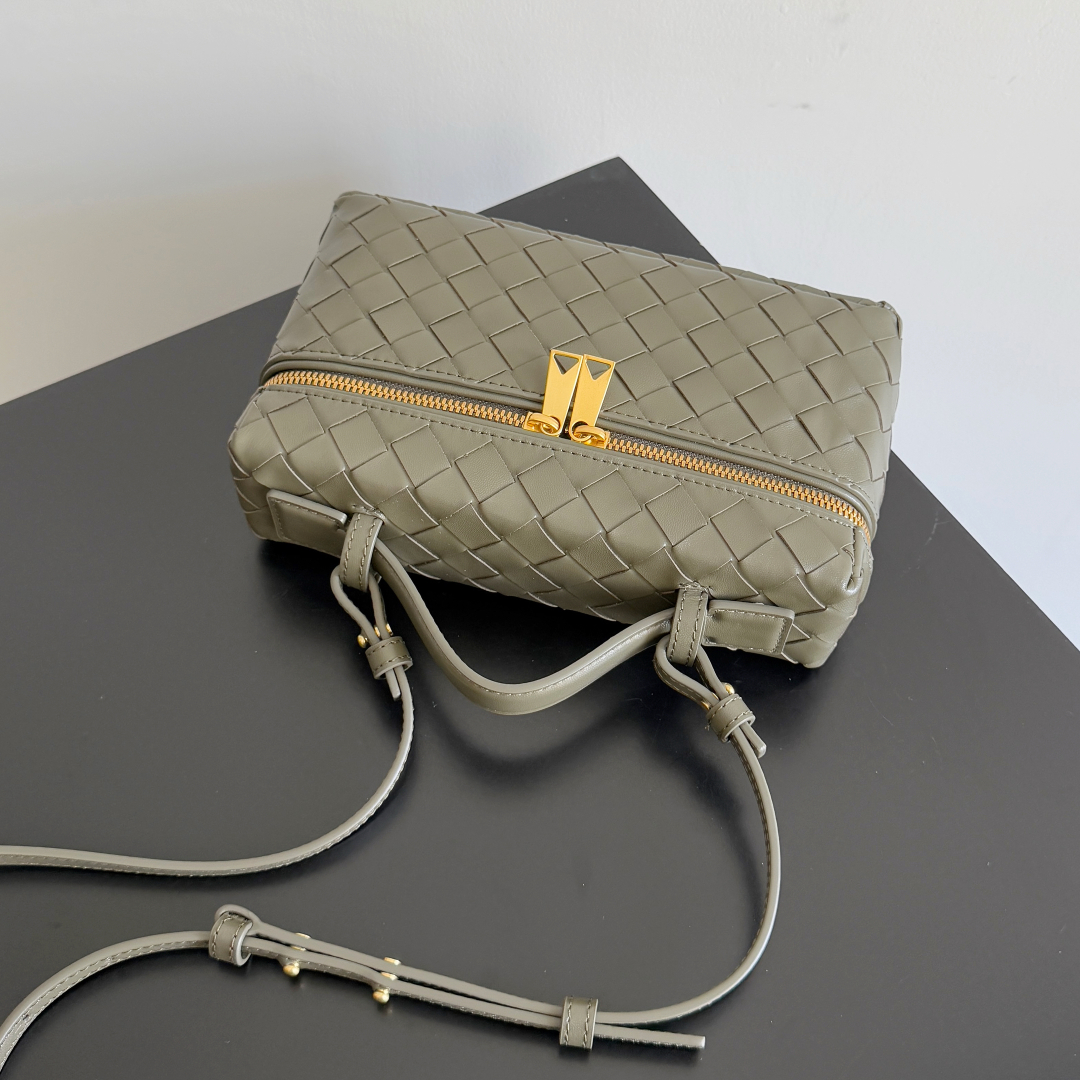  Bottega Veneta 麂皮系列25秋冬编织拉链斜挎包 一款可以做化妆包的斜挎包包，精致的编织，