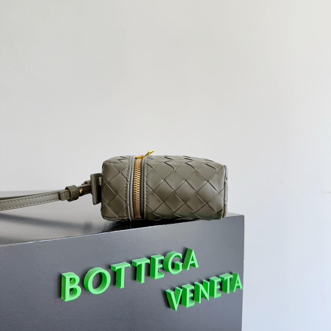  Bottega Veneta 麂皮系列25秋冬编织拉链斜挎包 一款可以做化妆包的斜挎包包，精致的编织，