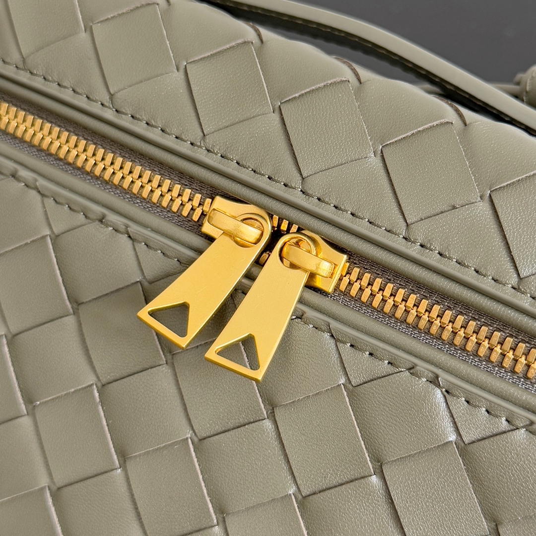  Bottega Veneta 麂皮系列25秋冬编织拉链斜挎包 一款可以做化妆包的斜挎包包，精致的编织，
