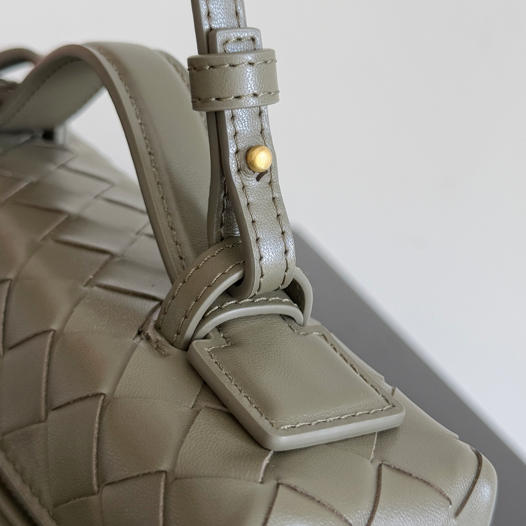  Bottega Veneta 麂皮系列25秋冬编织拉链斜挎包 一款可以做化妆包的斜挎包包，精致的编织，