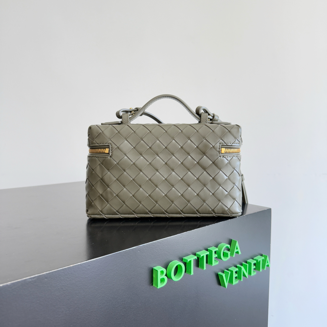  Bottega Veneta 麂皮系列25秋冬编织拉链斜挎包 一款可以做化妆包的斜挎包包，精致的编织，