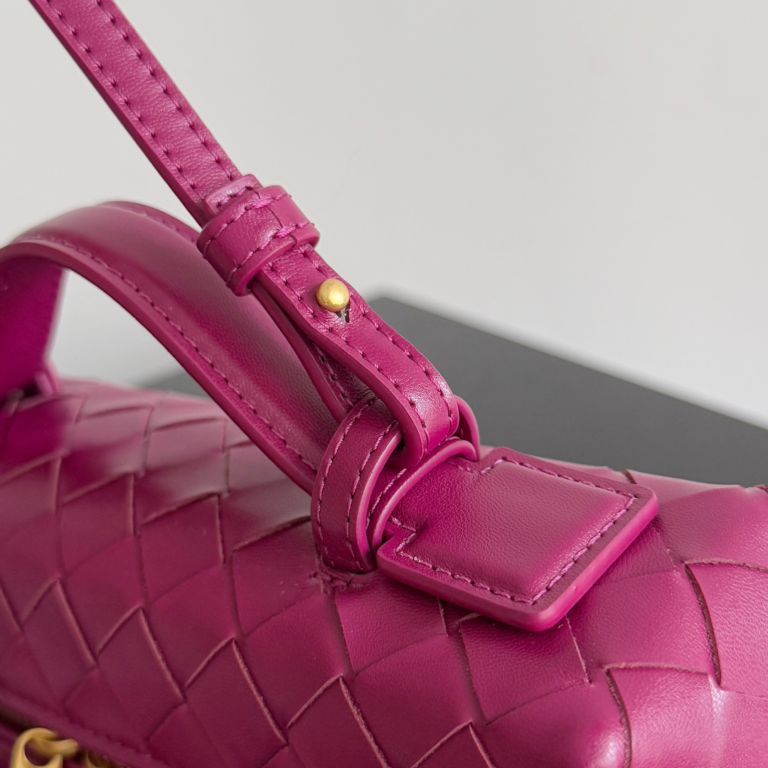  Bottega Veneta 麂皮系列25秋冬编织拉链斜挎包 一款可以做化妆包的斜挎包包，精致的编织，